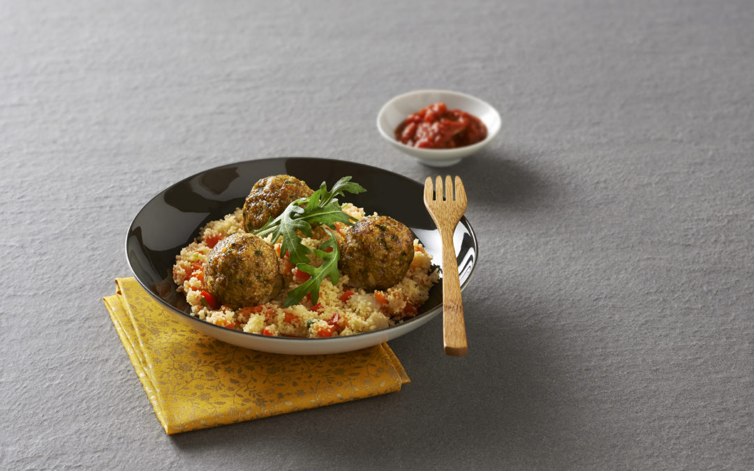 Boulettes d’agneau, semoule aux petits légumes et sauce tomate épicée